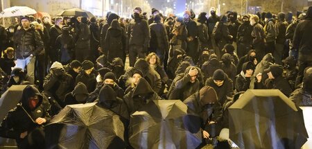 Antifaschistische Sitzblockade gegen den rechten Aufmarsch (Leip...