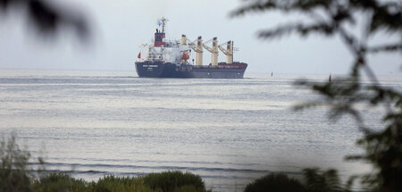 Das von der UN gecharterte Schiff »Brave Commander« mit mehr als...