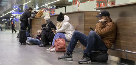Nichts geht mehr: Reisende hocken auf gepackten Koffern (Wien, 2...