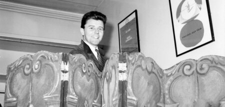 In der Umkleide: Gérard Philipe (1956)