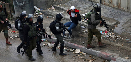 Israelische Soldaten und ein Palästinenser am Dienstag in Beit U...
