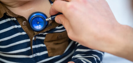 Arzt untersucht Kind mit Stethoskop