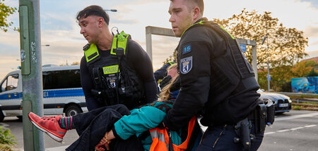 Räumung einer Sitzblockade an einer Autobahnzufahrt in Berlin