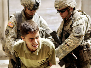 US-Soldaten bei der Durchsetzung der Menschenrechte junger Irake...