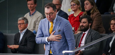 Mit Melnyk im Hintergrund: Der ukrainische Botschafter Oleksij M... Mit Melnyk im Hintergrund: Der ukrainische Botschafter Oleksij M...