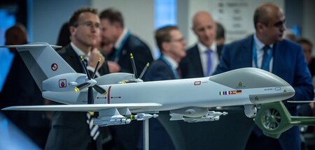 NATO-Strategen auf Shoppingtour: Modell einer Eurodrohne auf der... NATO-Strategen auf Shoppingtour: Modell einer Eurodrohne auf der...