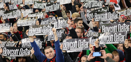 Unübersehbar plakativ: Massenprotest auf den Rängen in Bundeslig... Unübersehbar plakativ: Massenprotest auf den Rängen in Bundeslig...