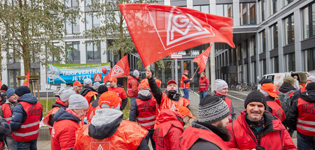 Motiviert und kampfbereit: Arbeiter vor dem Hauptsitz des Windan... Motiviert und kampfbereit: Arbeiter vor dem Hauptsitz des Windan...