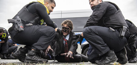 Polizeibeamte fixieren vor dem Kanzleramt eine Klimaschutzaktivi... Polizeibeamte fixieren vor dem Kanzleramt eine Klimaschutzaktivi...