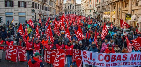 Entschlossen und wütend: Straßenprotestler in festen Reihen (Rom...