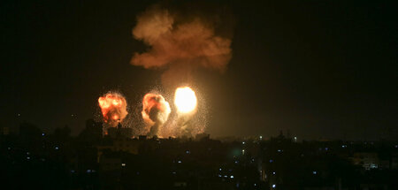 »Vergeltung«: Israel feuert Raketen auf den unter Blockade stehe...