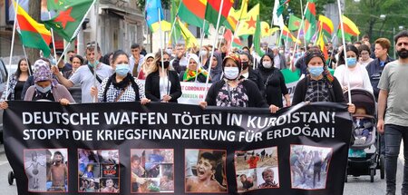 Kurdinnen protestieren gegen deutsche Militär- und Wirtschaftshi... Kurdinnen protestieren gegen deutsche Militär- und Wirtschaftshi...