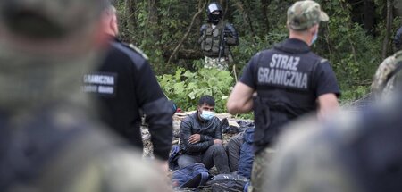 Flüchtlinge werden am 19. August von polnischen Grenztruppen bei...