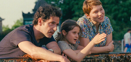 Die moderne Familie: Mutter, Tochter und der gute Bekannte aus d...