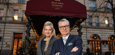 Felix und Nina Adlon stehen vor dem Hotel Adlon (Berlin, 8.12.20