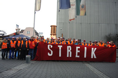 In Kulmbach stand die Streikfront wie ein Mann, Frauen inklusive In Kulmbach stand die Streikfront wie ein Mann, Frauen inklusive