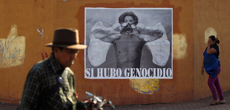 Plakat mit der Aufschrift »Wir haben Völkermord« in Guatemala-St...