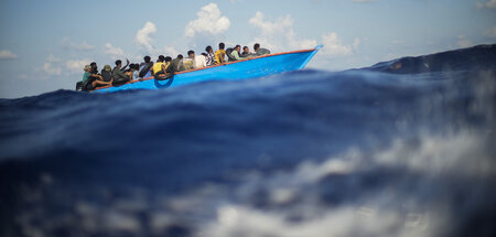 Migranten in einem Holzboot vor Lampedusa, 11.8.2022