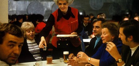 Plätze knapp, Stimmung gut: Betriebsfeier des VEB Plastikwerk Be...