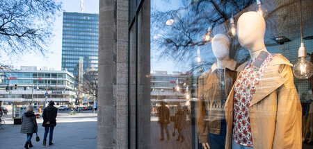 Singularität im Schaufenster: Bekleidungsgeschäft in Berlin (3.3...