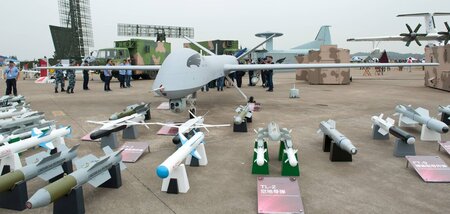 Chinesische Drohne mit tödlichem Zubehör auf der Zhuhai-Airshow ... Chinesische Drohne mit tödlichem Zubehör auf der Zhuhai-Airshow ...