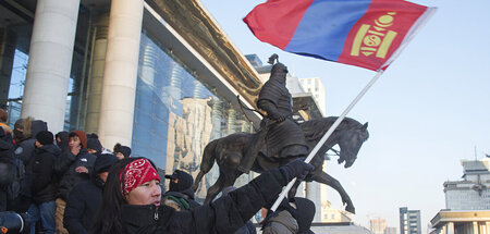 Sturm auf den Staatspalast in Ulaanbaatar. Ein Demonstrant schwe...