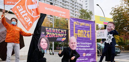 Aktivistinnen und Aktivisten der Organisation Attac spielen vor ...