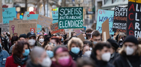 Mit handfester Analyse: Teilnehmende einer Demonstration zum Int...