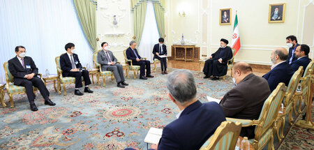 Der iranische Staatschef Ibrahim Raisi (M.) und der chinesische ...