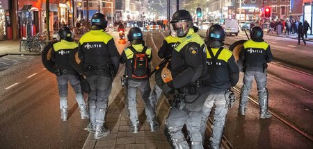 Polizeieinheiten in Rotterdam nach dem WM-Spiel Marokko gegen Po...