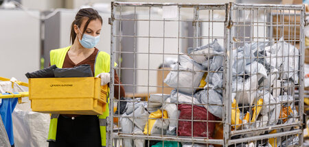 Sortiererin in einem Zentrum der kroatischen Post (Velika Gorica...