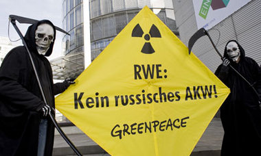 Sensenmänner warnen in Essen vor Neubau von Atomkraftwerken
