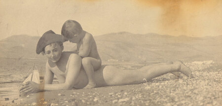 Franziska zu Reventlow mit Sohn Rolf am Strand von Samos (1900)