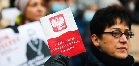 Protest mit Verfassung in der Hand für die Unabhängigkeit der Ju...
