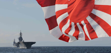 Hubschrauberträger »Izumo« nahe Tokio im November. Japans Militä...