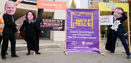 Charaktermasken: Aktivistinnen und Aktivisten von ATTAC arbeiten...
