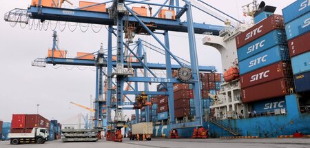 Handel und Investitionen: Der Umschlag von Waren im Containerhaf...