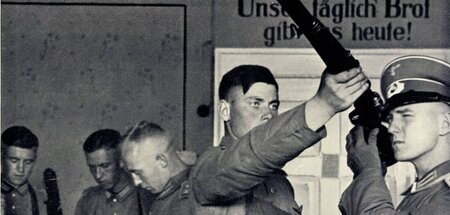 Ungestörte Aufrüstung: Waffenreinigung in einer Kaserne der Wehr...