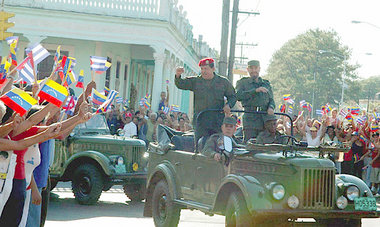 Hugo Chávez mit Fidel Castro zu Besuch in der Stadt Sandino im W...