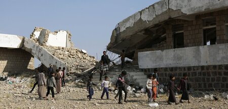 Schüler spielen in den Trümmern im Bezirk Al-Radhma im Westen de...