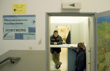 Keine Chance auf Integration: Zentrale Anlaufstellen und Sammelu...