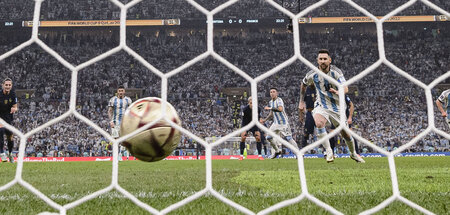 Einer muss ihn ja reinmachen: Teamplayer Messi eröffnet den Torr...