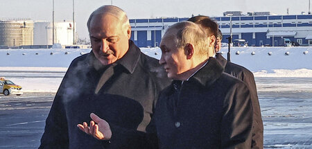 Russlands Staatschef Wladimir Putin (r.) mit seinem belarussisch...