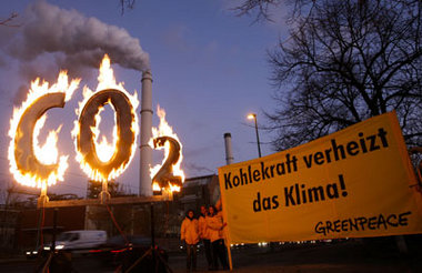 Protest von Greenpeace-Aktivisten vor dem Kraftwerk Klingenberg ...