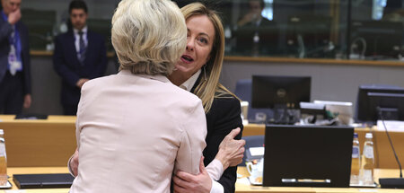 Faschistische Regierungschefin herzt Chefin der EU-Kommission (B...