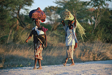 Frauen bei der Arbeit in Kavango, einer von 13 Regionen in Namib...