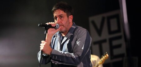 Terry Hall mit den wiedervereinigten Specials bei einem Konzert ...