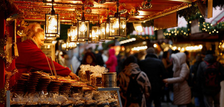 Arbeit am Weihnachtsflair auf dem Nürnberger »Christkindlesmarkt... Arbeit am Weihnachtsflair auf dem Nürnberger »Christkindlesmarkt...