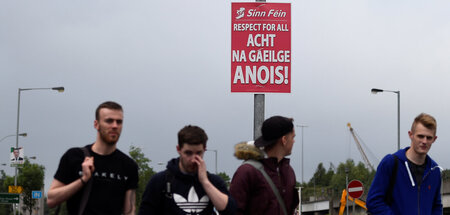 Plakat von Sinn Féin, auf dem die offizielle Anerkennung der iri...