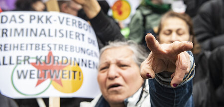 Teilnehmerin einer Demonstration gegen das Verbot der Arbeiterpa